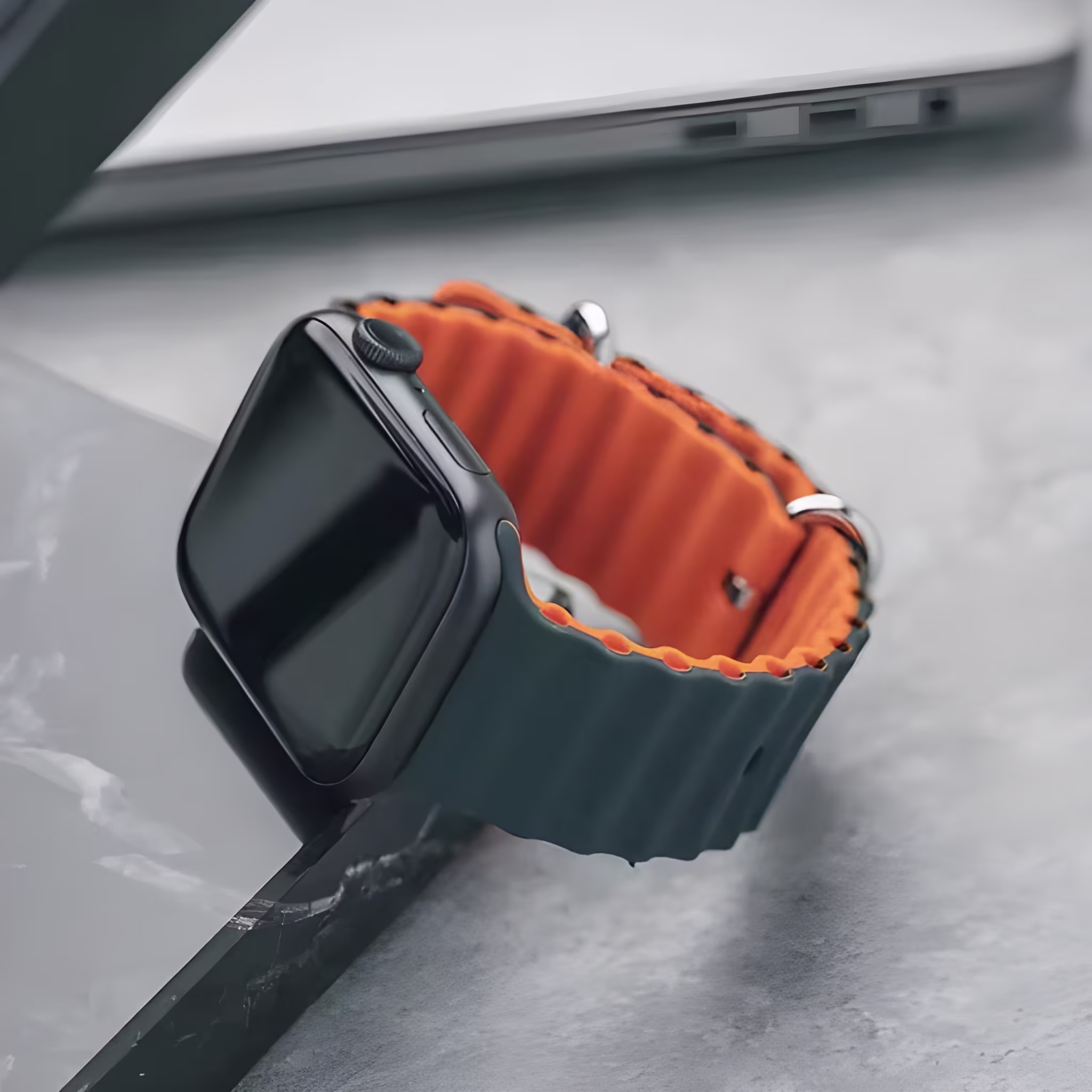 Bracelet Ocean EzStrap Posé sur un bureau