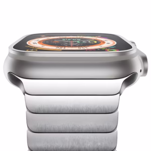 Bracelet Apple Watch EzStrap en métal inoxydable au style élégant, à finition lisse, présenté en gros plan attaché à une montre au cadran actif.