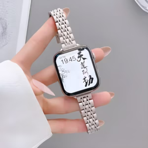 Bracelet Apple Watch EzStrap en acier inoxydable à maillons lisses, style luxe, tenu à la main par une personne portant une chemise blanche.
