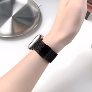 Bracelet Apple Watch EzStrap en métal texturé, style élégant, avec maille milanaise noire, porté au poignet d’une personne dans un environnement minimaliste.