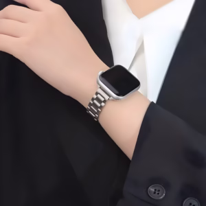 Bracelet Apple Watch EzStrap en acier inoxydable à maillons classiques, au style élégant et à finition lisse, porté au poignet d’une personne en costume noir.