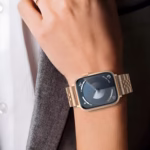 Bracelet Apple Watch EzStrap en acier inoxydable poli-brossé, de style luxe, avec maillons Jubilé lisses, porté au poignet d'une personne en tenue formelle.