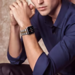 Bracelet Apple Watch EzStrap en métal inoxydable style Jubilé poli-brossé, au design lisse et luxueux, porté au poignet d’un homme vêtu d'une chemise bleu marine.