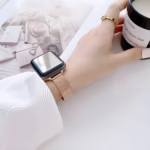 Bracelet Apple Watch EzStrap en métal texturé de style élégant, avec maillage milanais rose doré, présenté en gros plan sur fond blanc avec vues des autres coloris à droite.