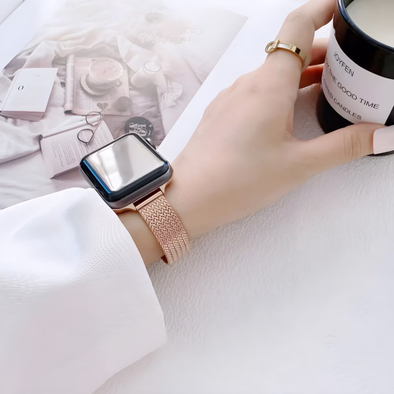 Bracelet Apple Watch EzStrap en métal texturé de style élégant, avec maillage milanais rose doré, présenté en gros plan sur fond blanc avec vues des autres coloris à droite.