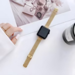 Bracelet Apple Watch EzStrap en métal texturé, style élégant, en maille milanaise rose doré, présenté en gros plan sur fond blanc avec variations de couleurs affichées à droite.