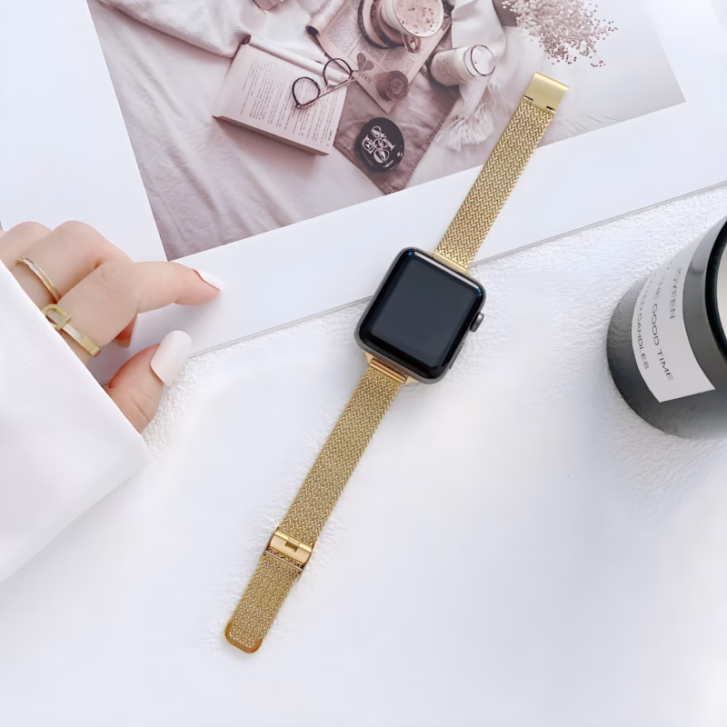 Bracelet Apple Watch EzStrap en métal texturé, style élégant, en maille milanaise rose doré, présenté en gros plan sur fond blanc avec variations de couleurs affichées à droite.