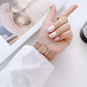 Bracelet Apple Watch EzStrap en métal texturé à maillage milanais, style élégant, présenté en gros plan sur fond blanc.