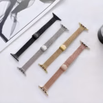 Bracelet Apple Watch EzStrap en métal rose doré au maillage milanais texturé de style élégant, présenté en gros plan sur fond blanc avec différentes variantes de couleur visibles sur le côté.