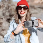 Bracelet Apple Watch EzStrap en nylon texturé de style sport, porté au poignet d’une femme tenant un smartphone en extérieur.