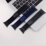 Bracelet Apple Watch EzStrap en nylon texturé, style sport, décliné en trois couleurs, posé sur le clavier argenté d’un ordinateur portable.