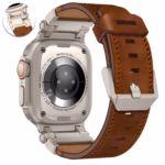 Bracelet Apple Watch EzStrap en cuir grainé brun avec boucle en métal, de style élégant, présenté en gros plan attaché à une Apple Watch Ultra vue de dos.