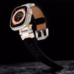 Bracelet Apple Watch EzStrap en cuir grainé avec renforts métalliques, au style élégant, présenté en gros plan sur fond noir texturé.