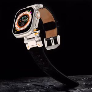 Bracelet Apple Watch EzStrap en cuir grainé avec renforts métalliques, au style élégant, présenté en gros plan sur fond noir texturé.