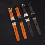 Bracelet Apple Watch EzStrap en cuir grainé avec fermoirs métalliques, style élégant, présenté en plusieurs coloris sur une surface noire texturée.