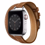 Bracelet Apple Watch EzStrap en cuir lisse marron à enroulement double, style élégant, présenté en gros plan sur une montre au boîtier argenté.