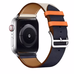 Bracelet Apple Watch EzStrap en cuir lisse au style élégant, avec boucle en métal argenté, présenté en gros plan sur une montre posée à plat.