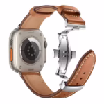 Bracelet Apple Watch EzStrap en cuir véritable marron avec boucle déployante en métal, au style élégant et finition lisse, présenté en gros plan sur fond blanc.