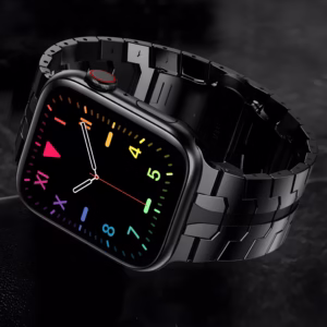 Bracelet Apple Watch EzStrap en acier inoxydable noir, style premium à maillons angulaires lisses, présenté en gros plan sur fond sombre.
