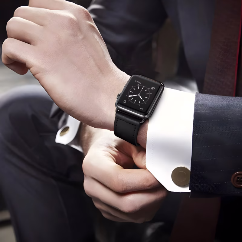 Bracelet Apple Watch EzStrap en cuir lisse noir avec couture apparente, de style élégant, porté au poignet d’un homme en costume.