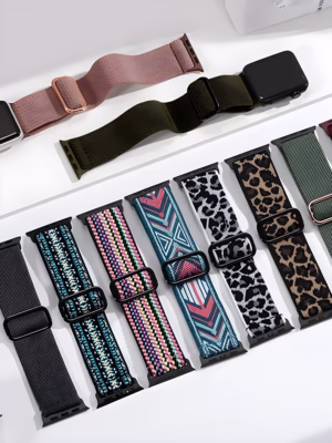 Bracelet Apple Watch EzStrap en nylon texturé de style sport, décliné en plusieurs motifs bohèmes colorés, présenté à plat dans un agencement soigné sur fond blanc.