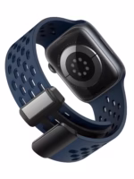 Bracelet Apple Watch EzStrap en silicone bleu foncé, style sport avec design perforé, présenté en gros plan sur une montre connectée.