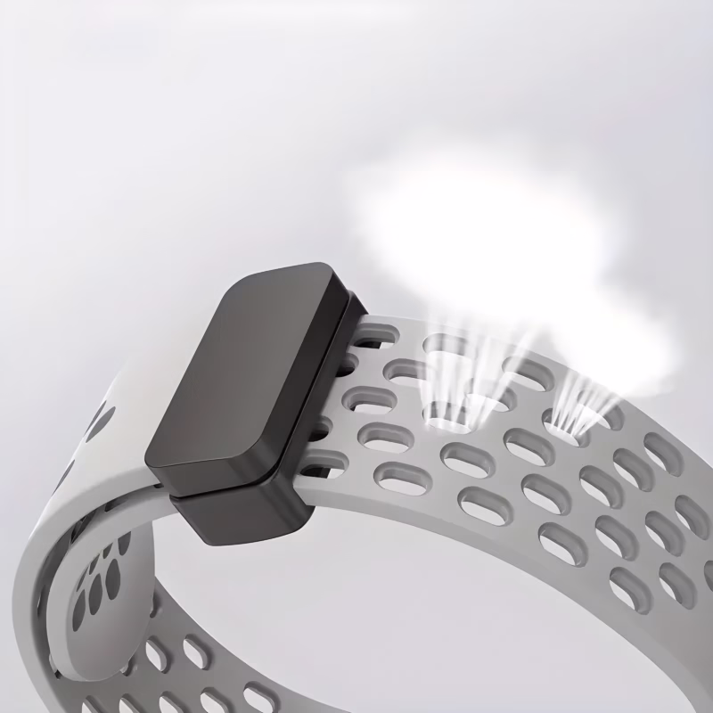 Bracelet Apple Watch EzStrap en silicone perforé gris au design sport respirant, présenté en gros plan sur fond neutre avec effet visuel de ventilation.