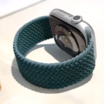 Bracelet Apple Watch EzStrap en nylon tressé de style sport, au design texturé, présenté en gros plan sur une surface claire.