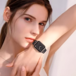 Bracelet Apple Watch EzStrap en silicone gravé de style sport, motif floral bicolore, porté au poignet d’une femme en gros plan.