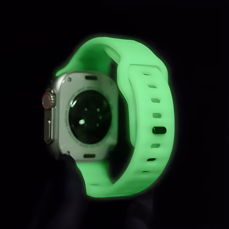 Bracelet Apple Watch EzStrap en silicone lisse vert fluorescent de style sport, avec larges fentes de régulation, présenté en gros plan sur fond noir.