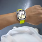 Bracelet Apple Watch EzStrap en silicone lisse jaune fluo, style sport, avec larges fentes de régulation, porté au poignet d’un homme en t-shirt blanc.