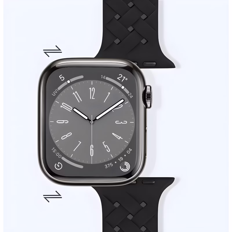 Bracelet Apple Watch EzStrap en silicone noir de style sport, avec un motif entrelacé texturé, présenté en gros plan sur fond clair.