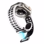 Bracelet Apple Watch EzStrap en silicone perforé, style sport, avec design bicolore noir et blanc, présenté en gros plan sur fond blanc.