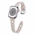 Bracelet Apple Watch EzStrap en silicone beige au style sport, avec maillons entrelacés ajourés, présenté en gros plan sur fond blanc.