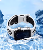 Bracelet Apple Watch EzStrap en silicone perforé blanc et noir, au style sport, montré éclaboussé par l’eau dans un décor aquatique dynamique.