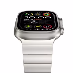 Bracelet Apple Watch EzStrap en métal brossé, style luxe/premium avec fermoir magnétique à dégagement rapide, montré en gros plan sur une Apple Watch en fonctionnement.
