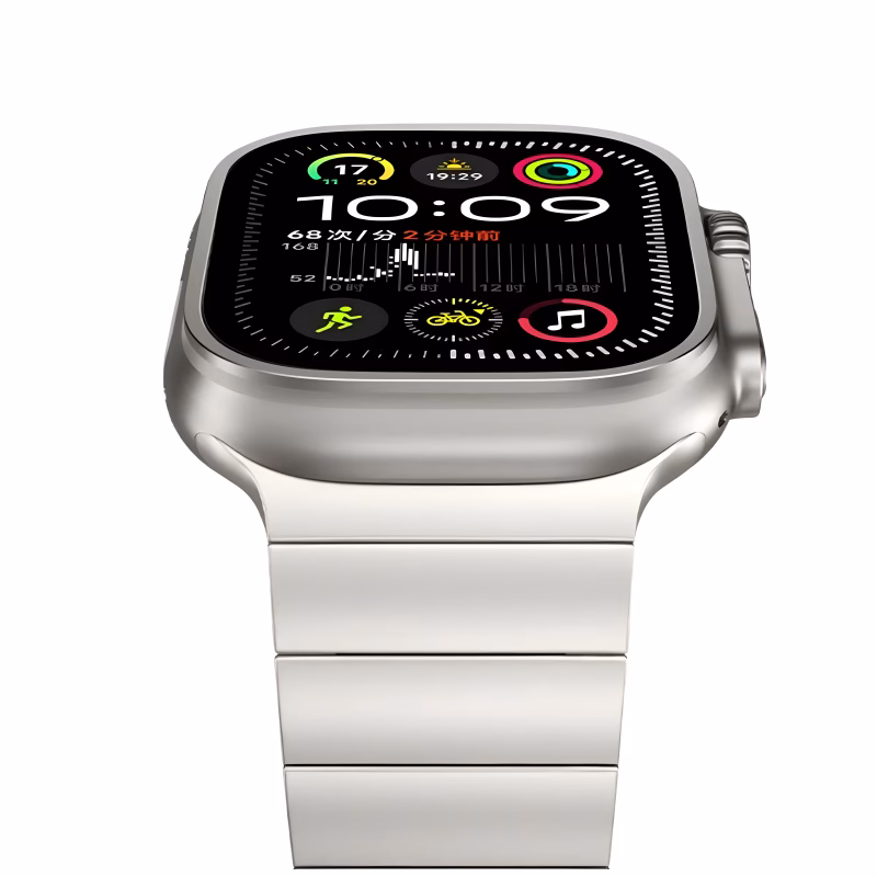 Bracelet Apple Watch EzStrap en métal brossé, style luxe/premium avec fermoir magnétique à dégagement rapide, montré en gros plan sur une Apple Watch en fonctionnement.