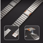Bracelet Apple Watch EzStrap en métal inoxydable brossé, style luxe, avec fermeture magnétique à dégagement rapide, présenté en gros plan sur fond noir avec vues détaillées du mécanisme de fixation.