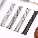 Bracelet Apple Watch EzStrap en métal brossé de style premium, finition aimantée à dégagement rapide, présenté à plat sur une surface blanche avec plusieurs coloris alignés.