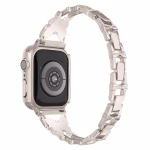 Bracelet Apple Watch EzStrap en acier inoxydable brillant avec design papillon et maillons ornementés, présenté en gros plan sur fond blanc.