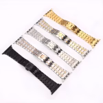 Bracelet Apple Watch EzStrap en métal, finition bicolore à maillons articulés, au style élégant et texture lisse et brossée, présenté à plat sur fond blanc avec plusieurs variantes de couleur alignées.