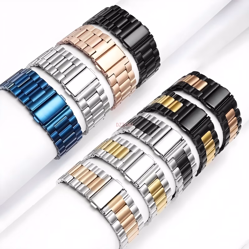 Bracelet Apple Watch EzStrap en acier inoxydable finition brossée à maillons métalliques, de style luxe, présenté en plusieurs coloris sur des supports cylindriques blancs.