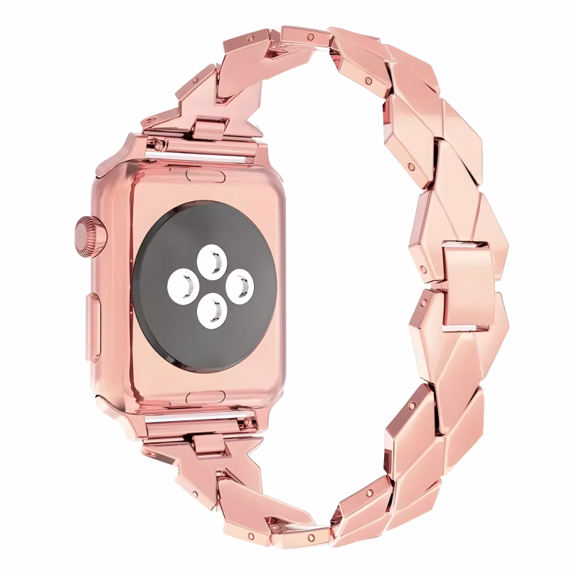 Bracelet Apple Watch EzStrap en acier inoxydable rose à maillons chevrons, au style élégant et finition brillante, présenté en gros plan sur fond blanc.