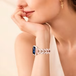 Bracelet Apple Watch EzStrap en acier inoxydable à maillons ornés de cristaux au design scintillant et lisse, porté au poignet d’une femme dans un cadre élégant.
