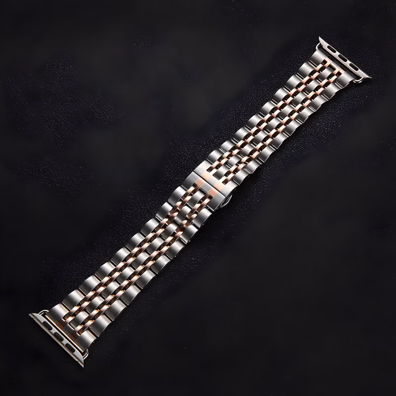 Bracelet Apple Watch EzStrap en acier inoxydable style Jubilee, finition brossée et brillante, présenté en gros plan sur un fond noir texturé.
