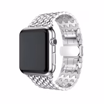 Bracelet Apple Watch EzStrap en métal finition alliage de zinc, design grain de riz, au style luxe et surface lisse, présenté en gros plan sur fond blanc.