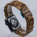 Bracelet Apple Watch EzStrap en bois naturel à maillons articulés, de style élégant et artisanal, présenté sur un support en acrylique transparent en vue rapprochée.