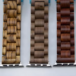 Bracelet Apple Watch EzStrap en bois naturel à maillons articulés, au style élégant et artisanal, présenté en gros plan sur fond gris.