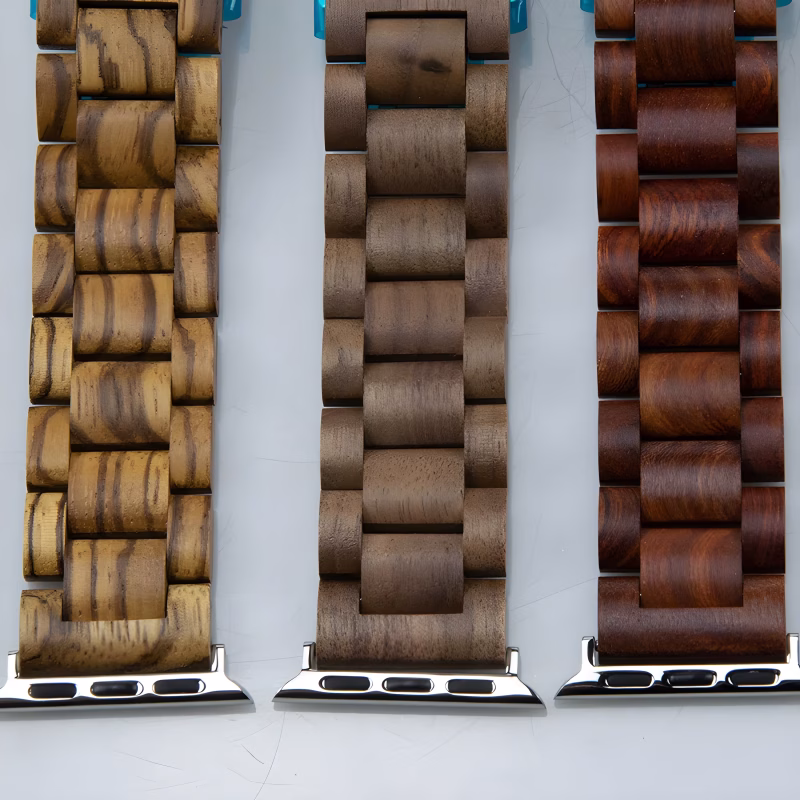 Bracelet Apple Watch EzStrap en bois naturel à maillons articulés, au style élégant et artisanal, présenté en gros plan sur fond gris.