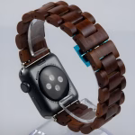 Bracelet Apple Watch EzStrap en bois naturel à maillons articulés, style élégant et finition lisse, présenté en gros plan sur support transparent.